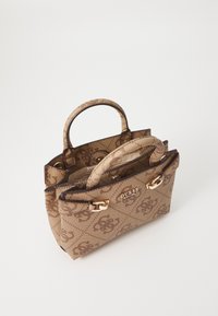 Sac à main marron à motifs avec deux poignées, accents en métal doré et finition texturée. Possède un intérieur avec des compartiments.