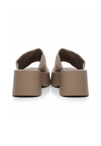 Block-heeled sandaler i lysbrunt syntetisk materiale med en glat overflade, åben ryg og brede stropper for komfort og stabilitet.