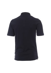 Laivansininen polo-paita, jossa on ribattua kaula-aukkoa, lyhyet hihat ja sivurei'ät. Huomaamaton kangas, klassinen malli ilman näkyviä kuvioita tai yksityiskohtia.