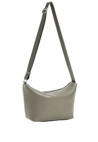 Borsa a spalla in pelle grigia con una texture liscia, forma curva e tracolla regolabile. Dotata di chiusura con zip per una maggiore sicurezza.
