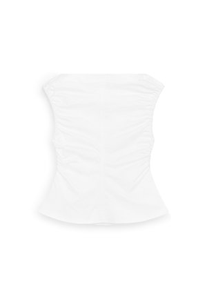 Baltas be petnešėlių topas su raukiniais, prigludusiu juosmeniu ir šiek tiek plečiančiu apačioje, pateiktas ant vientisos baltos fono.