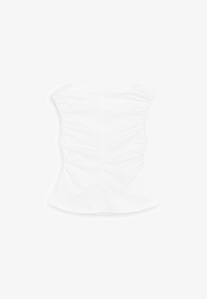 Top blanco sin tirantes con fruncido, cintura ajustada y ligero vuelo en la parte inferior, exhibido sobre un fondo blanco liso.