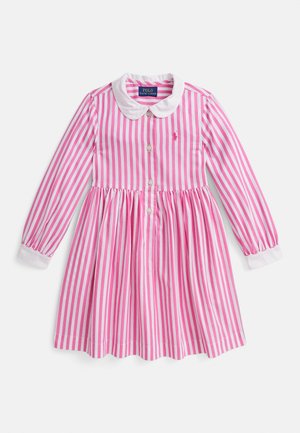 Robe à rayures roses et blanches avec manches longues, col classique, boutons sur le devant et taille froncée. Comprend un petit logo.