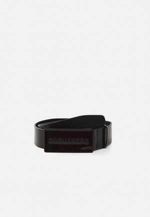 Cinturón de cuero negro con una hebilla rectangular brillante y el logo "DSQUARED2" en relieve. Textura suave, diseño contemporáneo y un detalle mínimo.