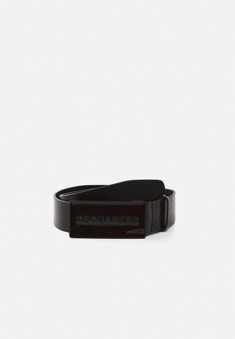 Must must nahkavöö, millel on läikiv ristkülikukujuline klamber, kus on reljeefne "DSQUARED2" logo. Sile tekstuur, kaasaegne disain ja minimaalne detailitus.