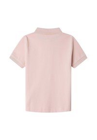 Polo triko s krátkým rukávem ve světle růžové barvě z bavlny. Má žebrovaný límeček a manžety, hladkou texturu a jednoduchý, čistý design.