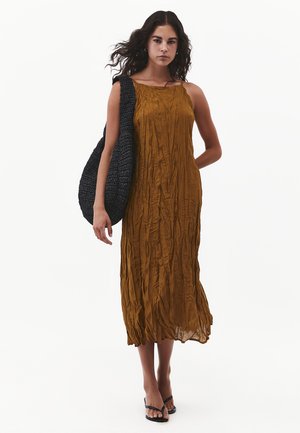 OXXO, OXXO LONG A-LINE DRESS WITH HALTER NECK - Jurk - bronze brown