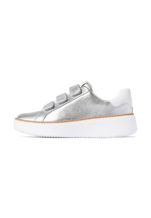 Silberne Metallik-Sneaker mit drei Klettverschlussriemen, weißer Sohle, abgerundetem Zehenbereich und strukturiertem Obermaterial. Minimalistisches Design mit nahtlosen Akzenten.