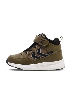 Baskets montantes vertes avec tige en cuir et en mesh, accents noirs, bande réglable et semelle blanche. Présente un logo distinctif et un design en zigzag.