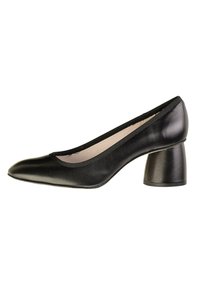 Zapato de charol negro con punta afilada y tacón cuadrado redondeado. Presenta una textura suave y un ligero ribete elástico alrededor de la abertura.