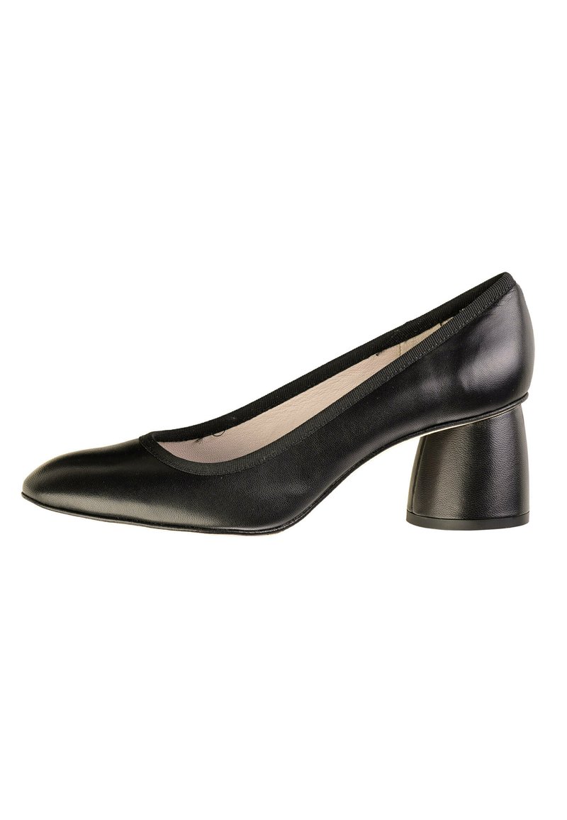 Zapato de charol negro con punta afilada y tacón cuadrado redondeado. Presenta una textura suave y un ligero ribete elástico alrededor de la abertura.