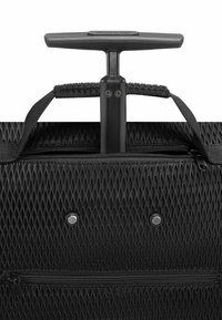 Borsa a rotelle nera con superficie testurizzata a motivi a rombo, maniglia superiore, manico telescopico e tasca frontale con zip.