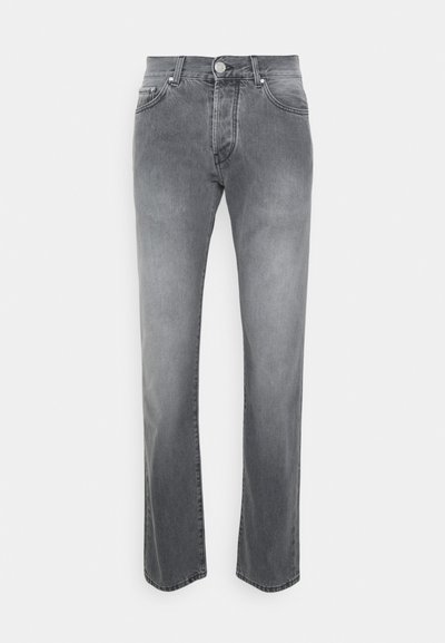 Jeans de denim cinza com um design de perna reta, apresentando um fecho frontal com botão, um estilo clássico de cinco bolsos e um desvanecimento sutil.