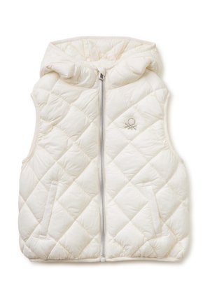 Kremowa pikowana kamizelka bez rękawów z kapturem, z zamkiem z przodu, dwoma kieszeniami i małym haftowanym logo na piersi.