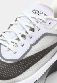 Nike Performance ZOOM FLY 6 - Løbesko til landevejen - white/black/smoke grey/metallic silver