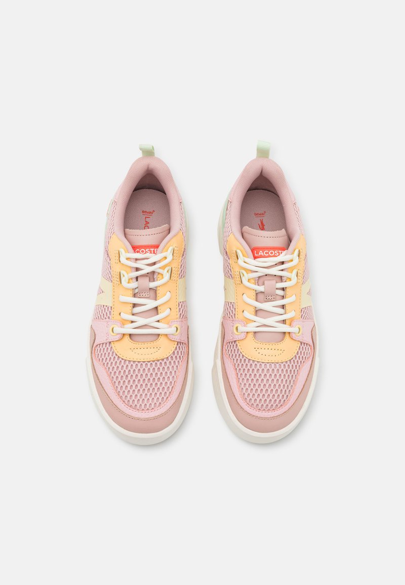 Lacoste-Sneaker in Hellpink und Gelb. Obermaterial aus Mesh mit Gummielementen, weißen Schnürsenkeln und einem gepolsterten Kragen für zusätzlichen Komfort.