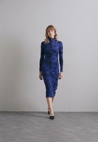 Stine Goya GATHERED LONG SLEEVE MIDI DRESS - Etuikleid - blue/multi-coloured