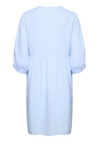 Robe bleu clair longueur genou avec manches trois-quarts bouffantes et taille légèrement froncée, vue de dos.