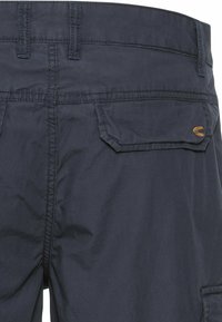Marine korte broek van duurzame stof, met twee achterzakken met kleppen en contrasterende stikseldetails. Versterkte tailleband.