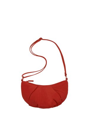 Majhna rdeča torbica v obliki polmeseca s trakom za čez ramo, ki ga je mogoče prilagoditi, in z zadrgo za zapiranje.