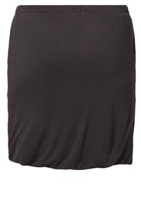 Černá sukně ke kolenům vyrobená z měkké a elastické látky. Disponuje elastickým páskem a na spodním lemu má nařasenou texturu. Hladký povrch.