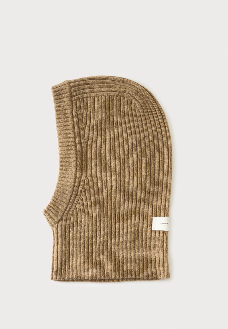 Cagoule en maille côtelée marron avec une petite étiquette en tissu blanc sur le côté, sur fond blanc uni.