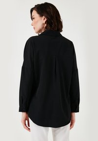 LELA Užsagstoma palaidinė - black