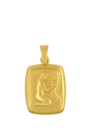 Cou et lèvres d'une personne portant une chemise blanche avec une chaîne en or et un pendentif figurant une silhouette agenouillée détaillée.