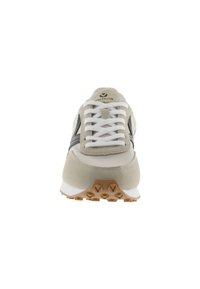 Sneakers in suede grigio chiaro con lacci bianchi e un logo sulla linguetta. Presentano una suola in gomma beige con un motivo di trazione texturizzato.