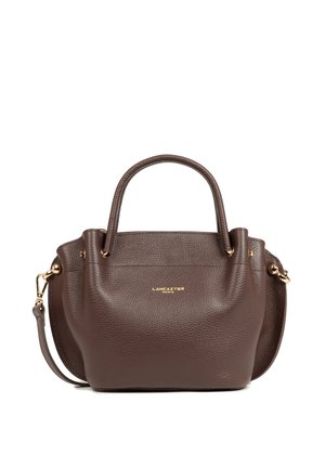 Sac à main en cuir marron texturé avec deux anses et une bandoulière amovible, avec de petits détails métalliques dorés et un logo.