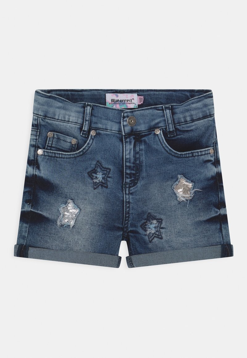 Shorts en denim bleu foncé avec ourlets retroussés, poches avant et patchs en forme d'étoile, certains décorés de sequins argentés.