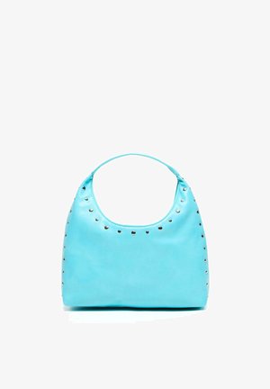 Geantă de mână din piele albastru deschis, cu ținte argintii de-a lungul marginilor și un singur mâner superior, expusă pe un fundal alb.