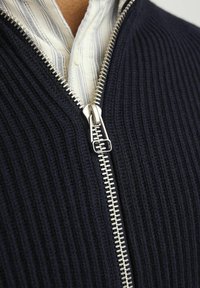 R.D.D. ROYAL DENIM DIVISION EINFARBIG  - Strickjacke - salute