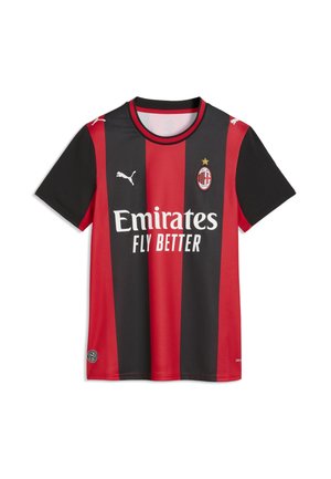Camiseta de fútbol a rayas rojas y negras del AC Milan con logotipos de Puma y texto del patrocinador Emirates Fly Better sobre fondo blanco.