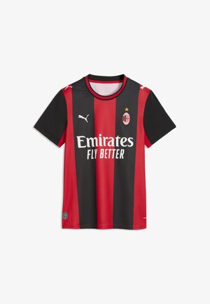 Maillot de football à rayures rouges et noires de l'AC Milan avec logos Puma et texte du sponsor Emirates Fly Better sur fond blanc.