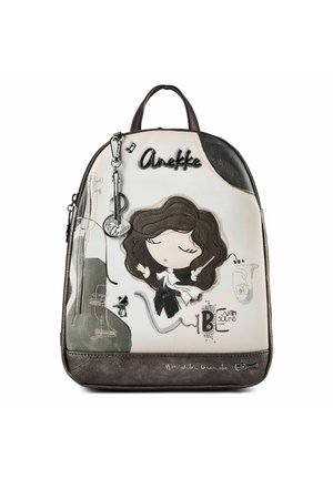 Zaino con una ragazza dei cartoni animati che dirige la musica, uno schizzo di violino e testo decorativo, in tonalità di bianco, grigio e nero.