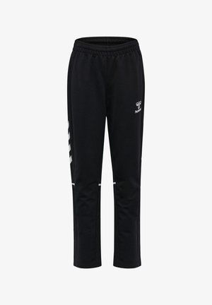 Sorte sportbukser med elastisk taljebånd, hvidt mærkelogo på låret og hvide chevronstriber på siden af benene.