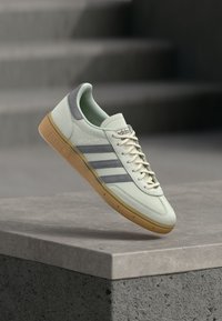 Pasirinkta, linen green/grey four/off white