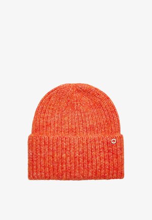 Gestrickte Mütze in lebhaftem Orange mit Rippstruktur, ausgestattet mit einem umgeschlagenen Bündchen und einem kleinen metallischen Akzent an der Seite.