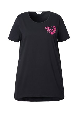 Zwarte katoenen T-shirt met een ronde hals en korte mouwen. Heeft een roze berenafbeelding op de linkerborst. Ontspannen pasvorm, heuplengte.