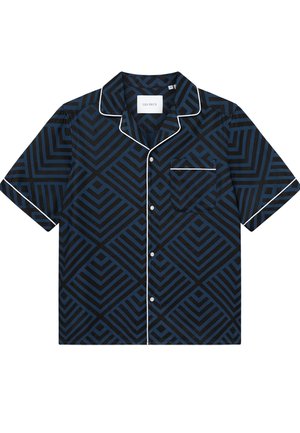 Chemise à manches courtes en tissu bleu marine avec un motif géométrique dans des nuances de bleu. Piping blanc remarquable sur le col et la poche.