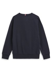 Granatowa bluza z długimi rękawami, ściągaczami na mankietach i u dołu. Posiada zaokrąglony dekolt oraz mały czerwony akcent z tyłu.