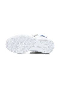 Sole di scarpa atletica bianca con un motivo di trazione in gomma testurizzata e un design circolare. Presenta un bordo superiore grigio e blu visibile.