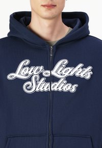 LOW LIGHTS STUDIOS® SHUTTER HOODIE UNISEX - Tröja med dragkedja - navy