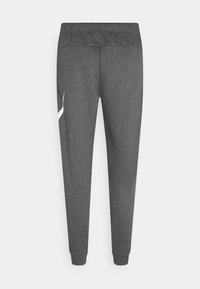 Pantalones de chándal grises hechos de material suave, con una cinturilla elástica, piernas ajustadas y un detalle de franjas laterales blancas.