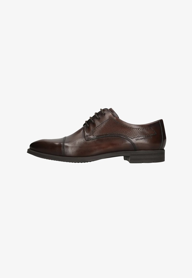 Chaussure habillée en cuir marron avec un design à lacets, des accents perforés sur le côté, un bout arrondi et une semelle en caoutchouc texturée.