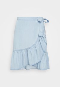 Saia envolvente em denim azul claro com bainha frisada, atada na cintura. Textura suave com um acabamento liso e detalhe em costura curva.