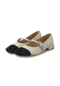 Bailarinas de cuero beige con una puntera trenzada negra, acento de hebilla plateada y pequeño tacón cuadrado. Textura suave con materiales contrastantes.