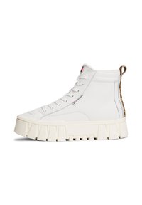 Baskets montantes en cuir blanc avec une semelle épaisse beige, présentant un accent en imprimé léopard au talon et un design à lacets.
