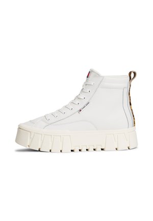Baskets montantes en cuir blanc avec une semelle épaisse beige, présentant un accent en imprimé léopard au talon et un design à lacets.